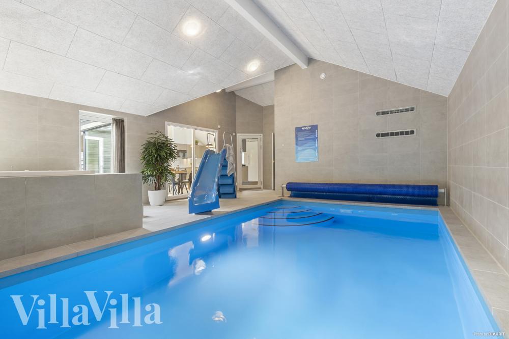 Das Ferienhaus 832 hat einen schicken Poolbereich mit Wasserrutsche, einem geräumigen, eingelassenen Whirlpool und einer Sauna.