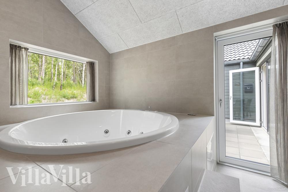 Genießen Sie den warmen Whirlpool im Luxusferienhaus Nr. 832 in Ostjütland