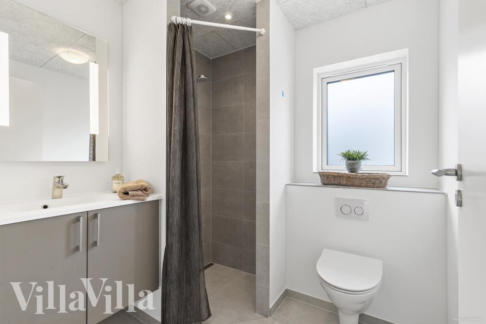 Eines der Badezimmer im Luxusferienhaus Nr. 832