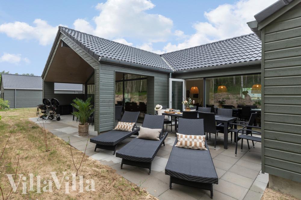 Genießen Sie einen Grillabend auf der Terrasse des Luxusferienhauses Nr. 832 in Ostjütland
