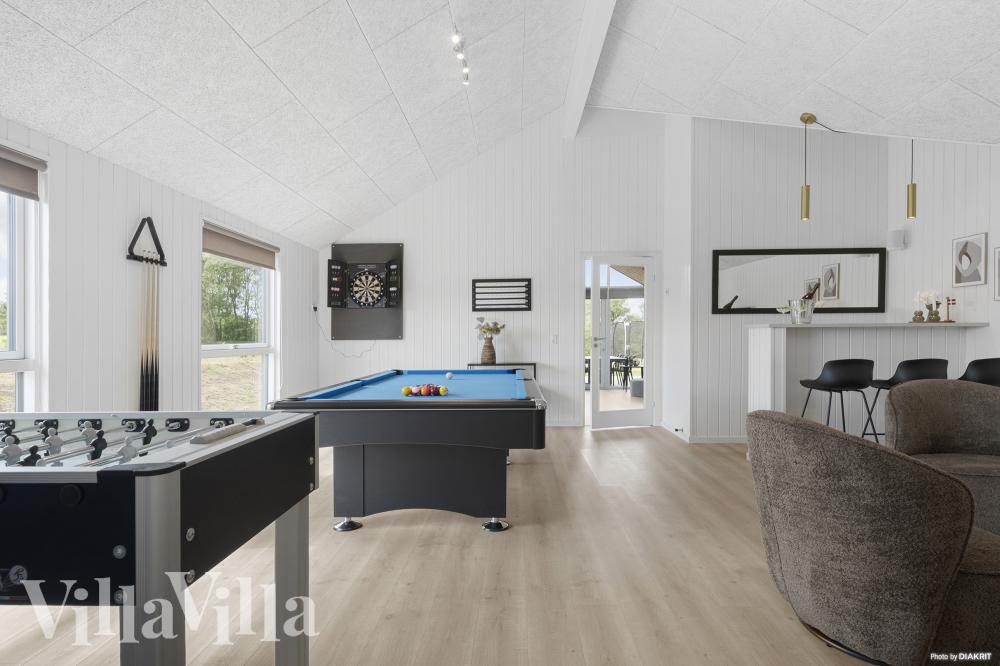 Neben den vielen schönen Stunden, die man im Poolbereich des Hauses verbringen kann, bietet das Luxusferienhaus 915 auch Spielevergnügen bei Billard/Tischtennis und Darts