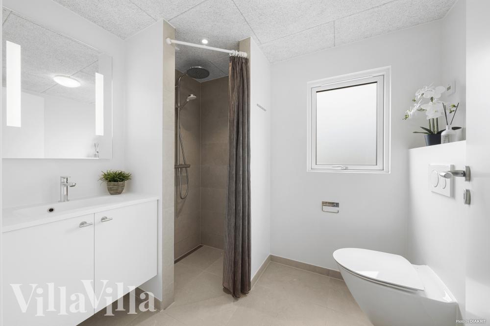 Eines der Badezimmer im Luxusferienhaus Nr. 915