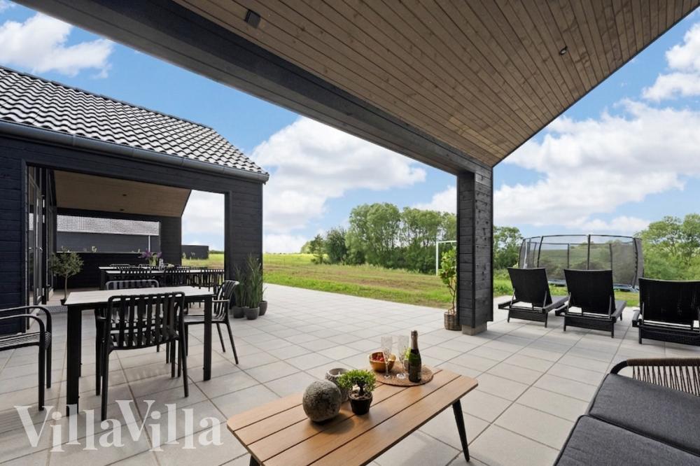 Genießen Sie einen Grillabend auf der Terrasse des Luxusferienhauses Nr. 915 in Fünen und seine Inseln