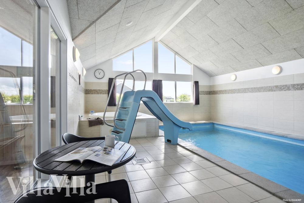 Das Ferienhaus 315 hat einen schicken Poolbereich mit Wasserrutsche, einem geräumigen, eingelassenen Whirlpool und einer Sauna.