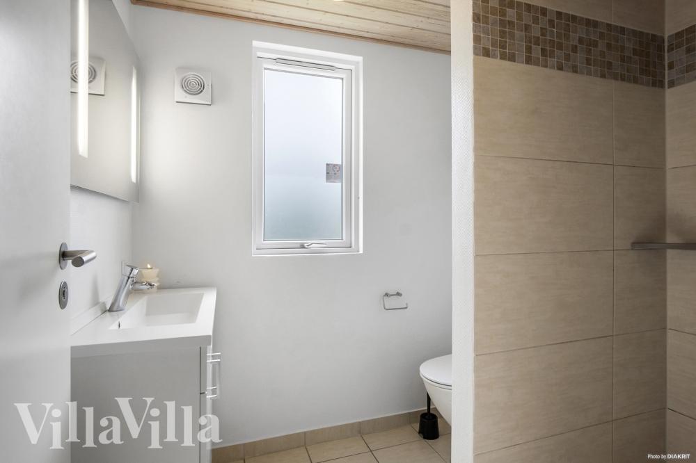 Eines der Badezimmer im Luxusferienhaus Nr. 315