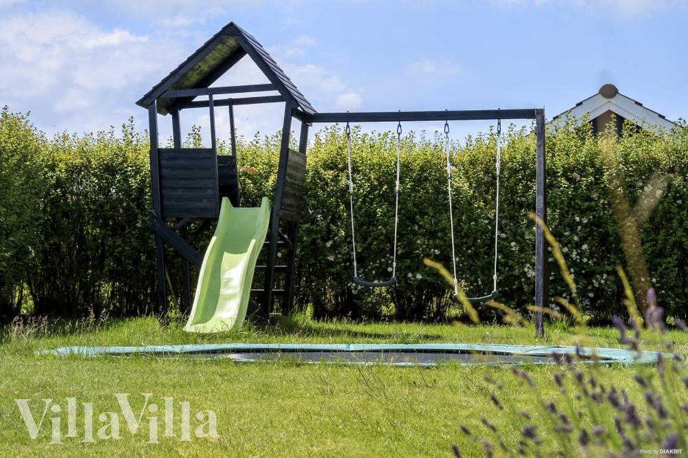 Zu dem attraktiven Ferienhaus Nr. 315 in Fünen und seine Inseln gehört auch ein tolles Angebot im Außenbereich, z. B. Spieleturm und Schaukeln