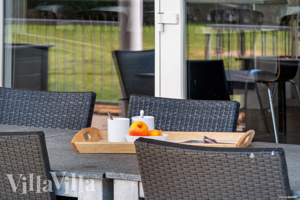 Auf der Terrasse des Ferienhauses Nr. 315 ist Platz für 18 Personen.