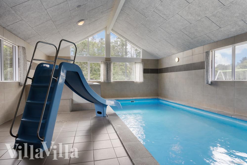 Das Ferienhaus 429 hat einen schicken Poolbereich mit Wasserrutsche, einem geräumigen, eingelassenen Whirlpool und einer Sauna.