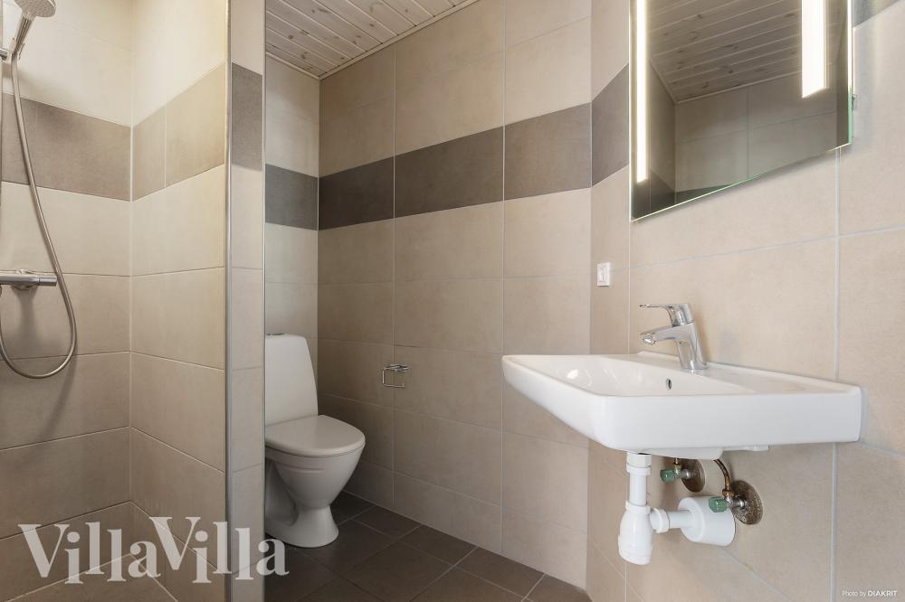 Eines der Badezimmer im Luxusferienhaus Nr. 429