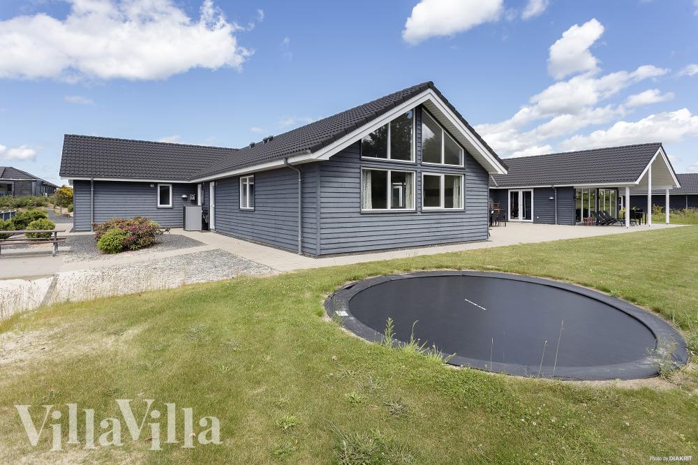 Zu dem attraktiven Ferienhaus Nr. 429 in Limfjord gehört auch ein tolles Angebot im Außenbereich, z. B. Spieleturm und Schaukeln