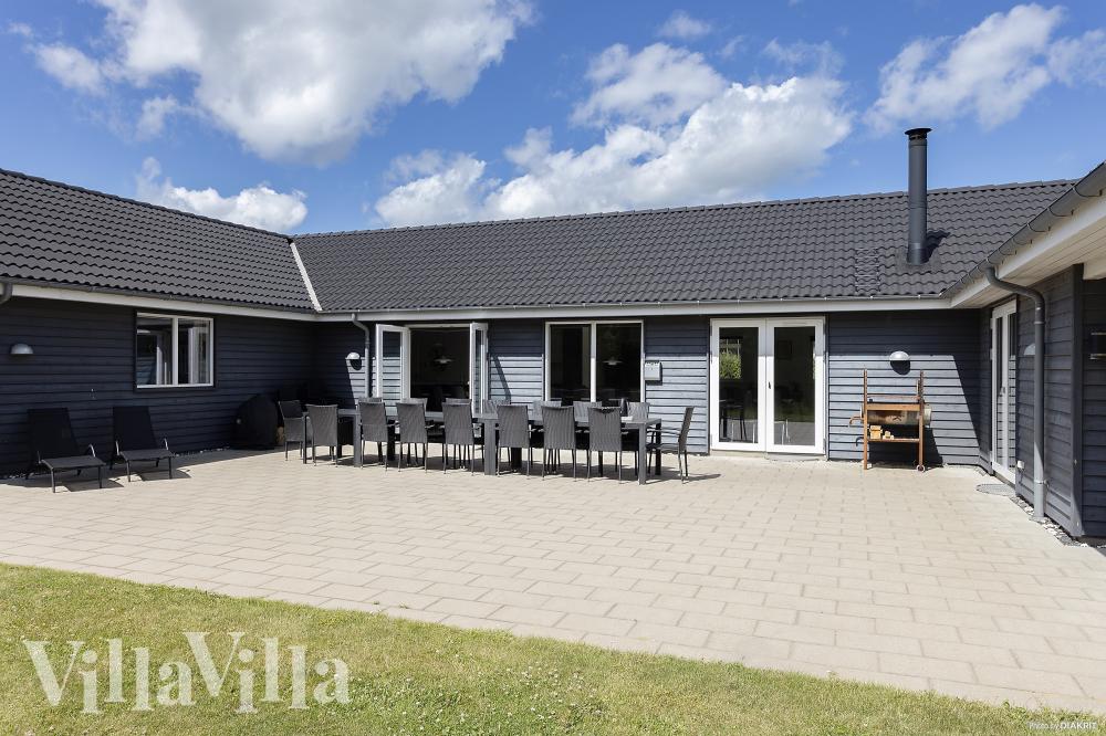 Genießen Sie einen Grillabend auf der Terrasse des Luxusferienhauses Nr. 429 in Limfjord