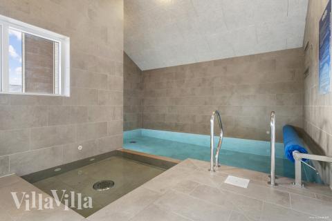 Das Ferienhaus 930 hat einen schicken Poolbereich mit Wasserrutsche, einem geräumigen, eingelassenen Whirlpool und einer Sauna.