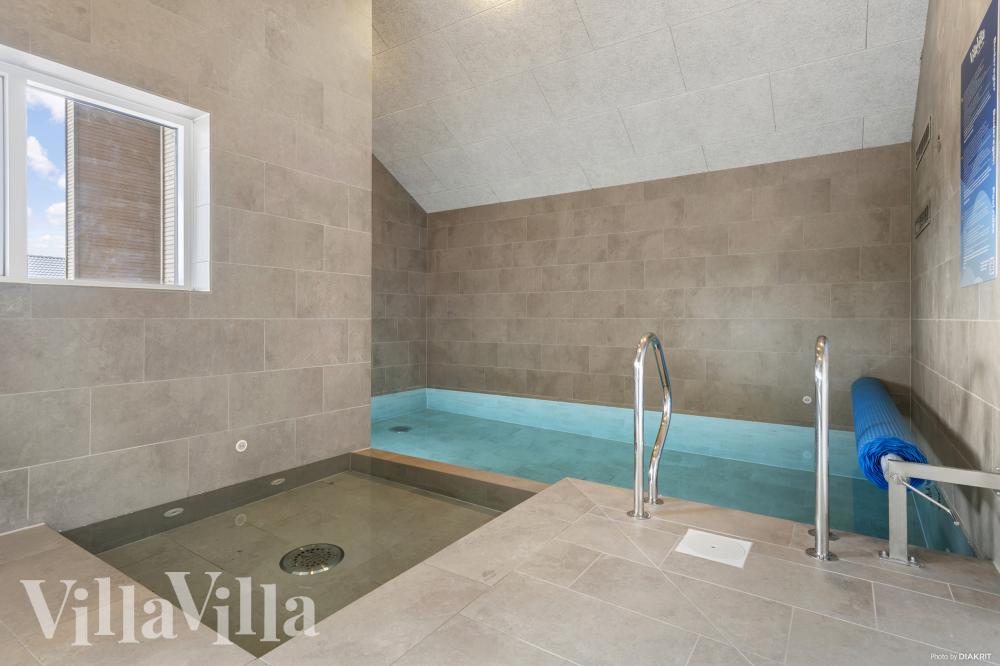 Das Ferienhaus 930 hat einen schicken Poolbereich mit Wasserrutsche, einem geräumigen, eingelassenen Whirlpool und einer Sauna.