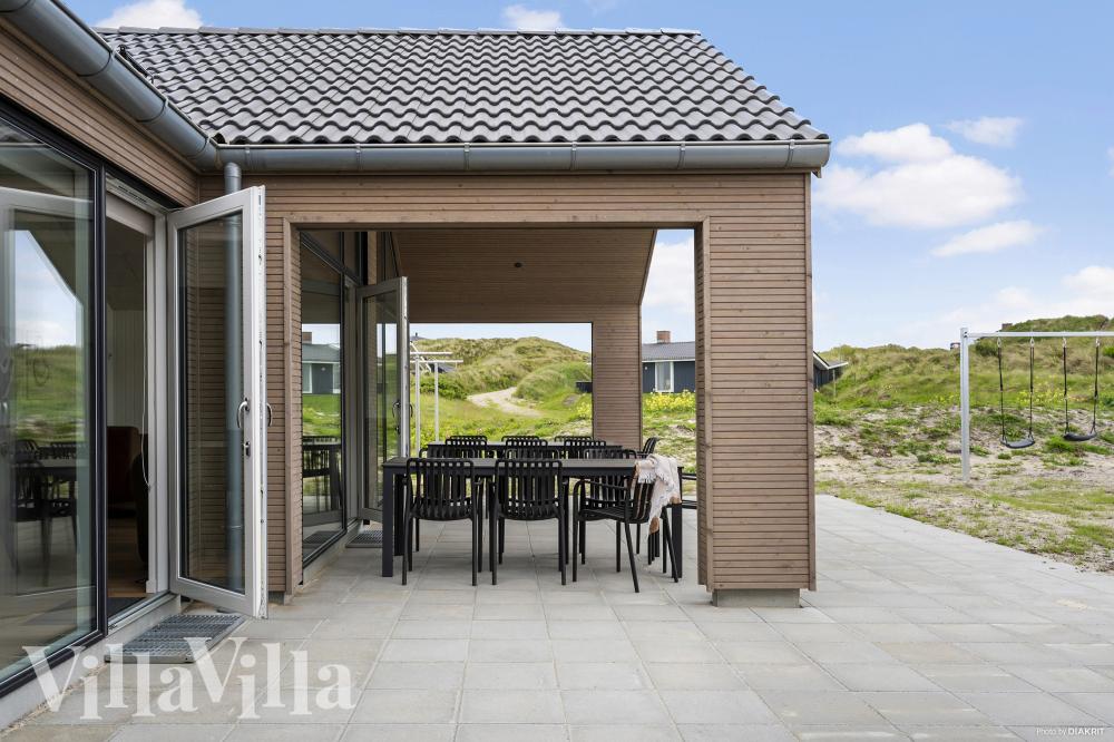 Genießen Sie einen Grillabend auf der Terrasse des Luxusferienhauses Nr. 930 in Westjütland