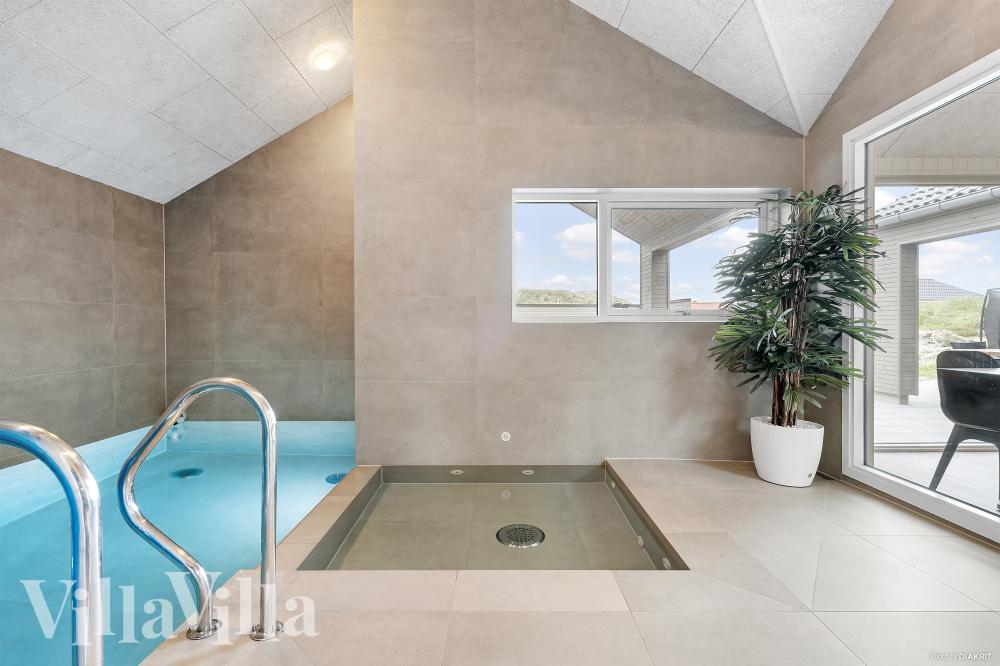 Das Ferienhaus 929 hat einen schicken Poolbereich mit Wasserrutsche, einem geräumigen, eingelassenen Whirlpool und einer Sauna.