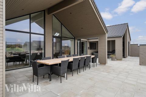 Auf der Terrasse des Ferienhauses Nr. 929 ist Platz für 14 Personen.