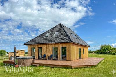 Diese schicke Haus mit Whirlpool Nr. 981 mit Platz für 14 Personen liegt in Limfjord