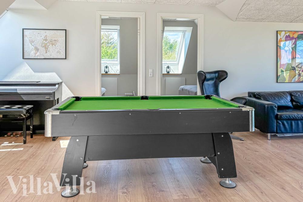 Das Luxusferienhaus 981 für 14 Personen hat einen großen Aktivitätsraum mit u. a. Billard und Darts
