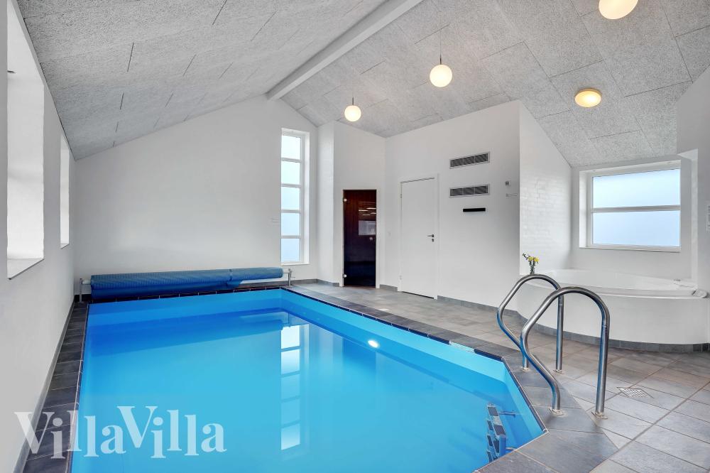 Das Ferienhaus 983 hat einen schicken Poolbereich mit Wasserrutsche, einem geräumigen, eingelassenen Whirlpool und einer Sauna.