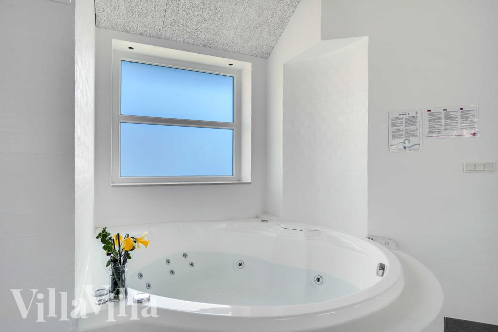 Genießen Sie den warmen Whirlpool im Luxusferienhaus Nr. 983 in Westjütland