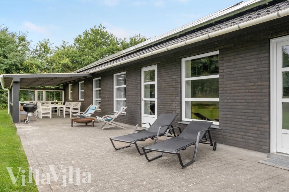 Genießen Sie einen Grillabend auf der Terrasse des Luxusferienhauses Nr. 983 in Westjütland