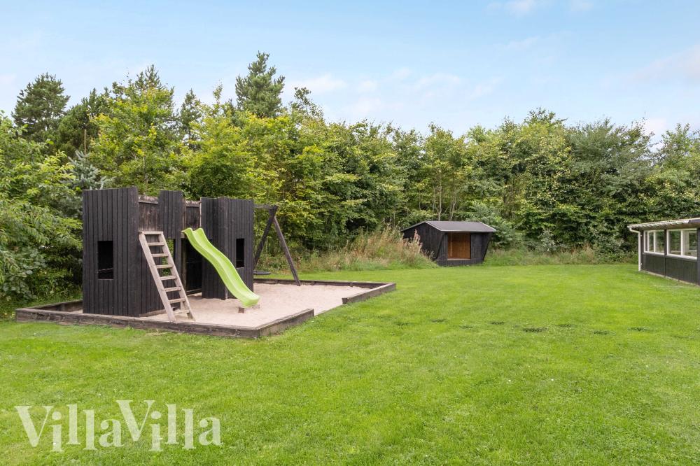 Zu dem attraktiven Ferienhaus Nr. 983 in Westjütland gehört auch ein tolles Angebot im Außenbereich, z. B. Spieleturm und Schaukeln