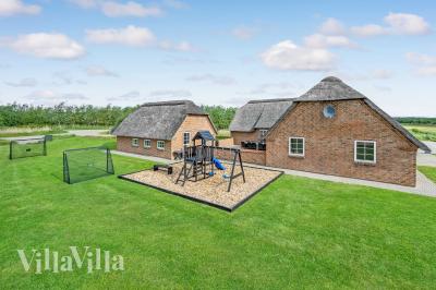 Dieses schöne Poolhaus Nr. 982 mit Platz für 18 Personen liegt in Westjütland