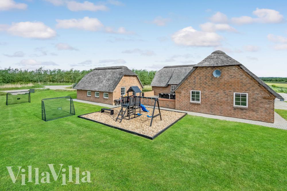 Dieses schöne Poolhaus Nr. 982 mit Platz für 18 Personen liegt in Westjütland