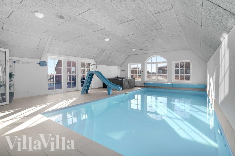 Das Ferienhaus 982 hat einen schicken Poolbereich mit Wasserrutsche, einem geräumigen, eingelassenen Whirlpool und einer Sauna.