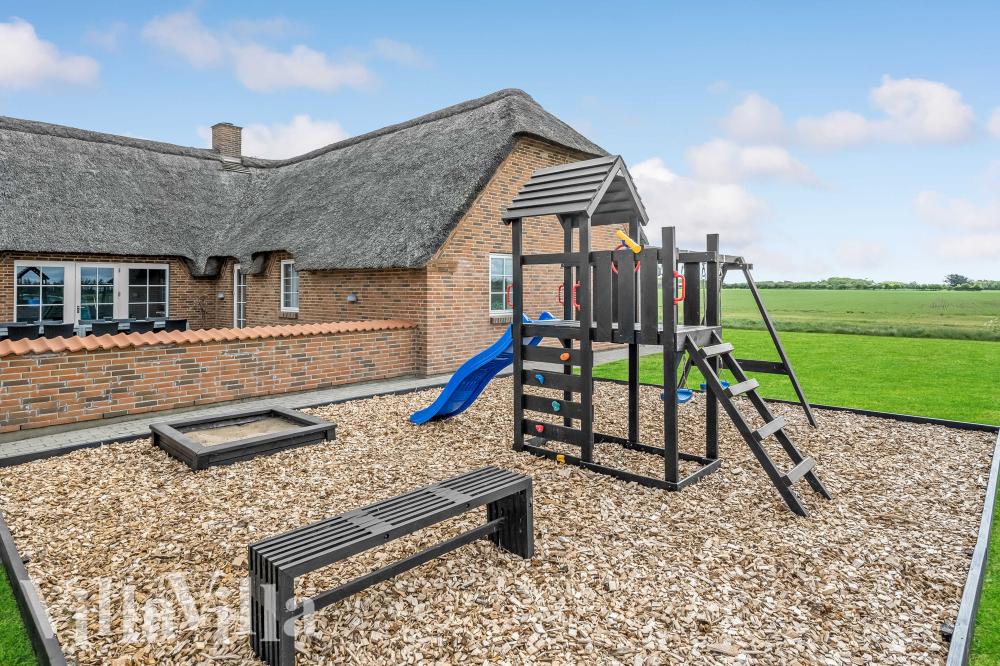 Zu dem attraktiven Ferienhaus Nr. 982 in Westjütland gehört auch ein tolles Angebot im Außenbereich, z. B. Spieleturm und Schaukeln