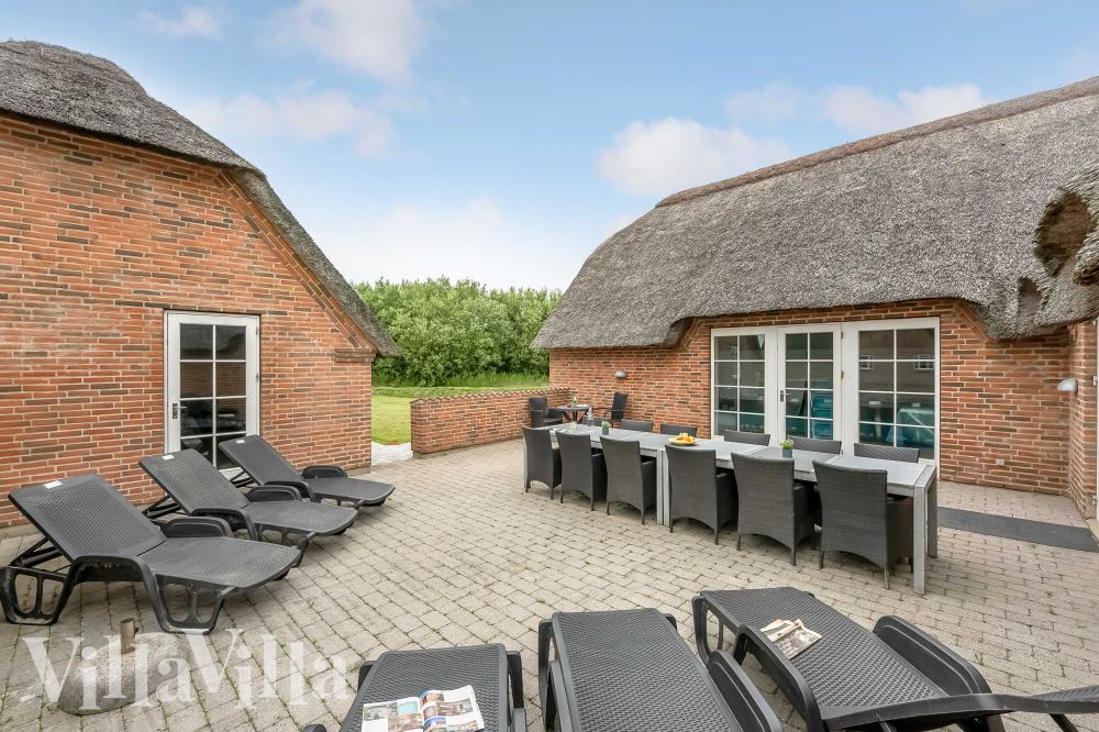 Genießen Sie einen Grillabend auf der Terrasse des Luxusferienhauses Nr. 982 in Westjütland