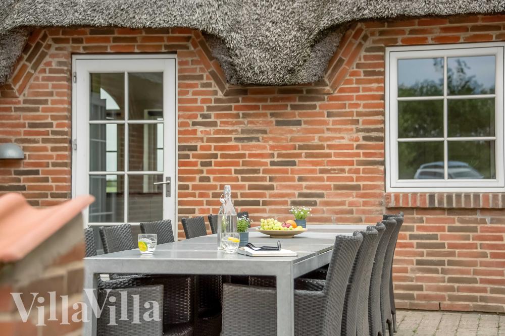 Auf der Terrasse des Ferienhauses Nr. 982 ist Platz für 18 Personen.