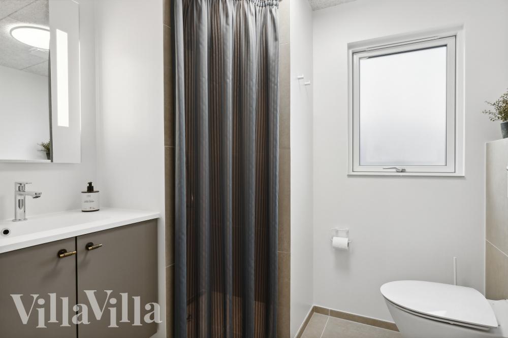 Eines der Badezimmer im Luxusferienhaus Nr. 973