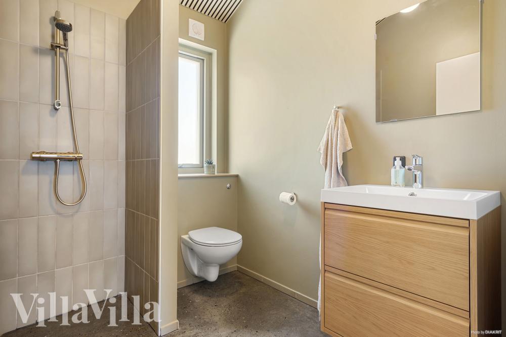 Eines der Badezimmer im Luxusferienhaus Nr. 986