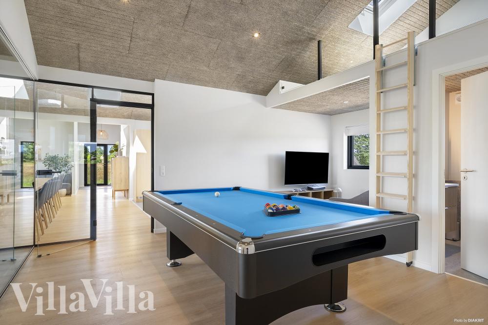 Neben den vielen schönen Stunden, die man im Poolbereich des Hauses verbringen kann, bietet das Luxusferienhaus 975 auch Spielevergnügen bei Billard/Tischtennis und Darts