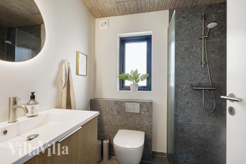 Eines der Badezimmer im Luxusferienhaus Nr. 975