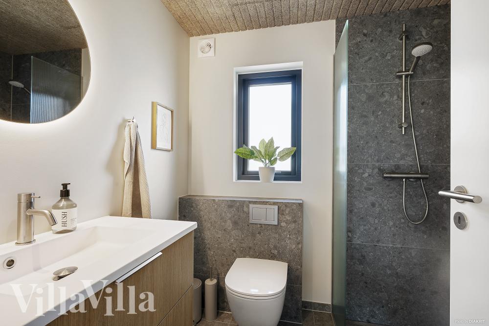 Eines der Badezimmer im Luxusferienhaus Nr. 975