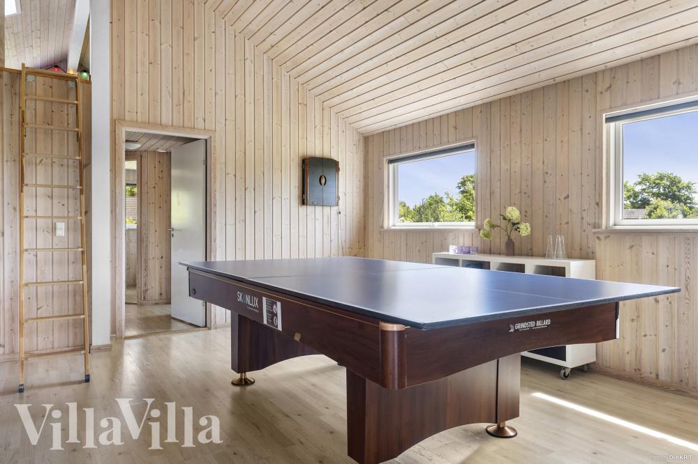 Neben den vielen schönen Stunden, die man im Poolbereich des Hauses verbringen kann, bietet das Luxusferienhaus 274 auch Spielevergnügen bei Billard/Tischtennis und Darts