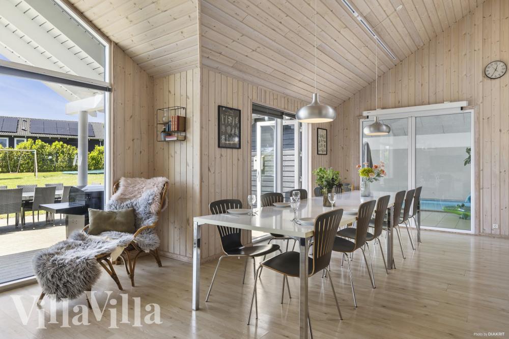 Der Aufenthaltsraum bietet Platz für 16 Personen, wenn ihr das Ferienhaus 274 in Nordseeland besucht.