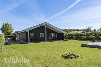 Dieses schöne Poolhaus Nr. 980 mit Platz für 14 Personen liegt in Ostjütland