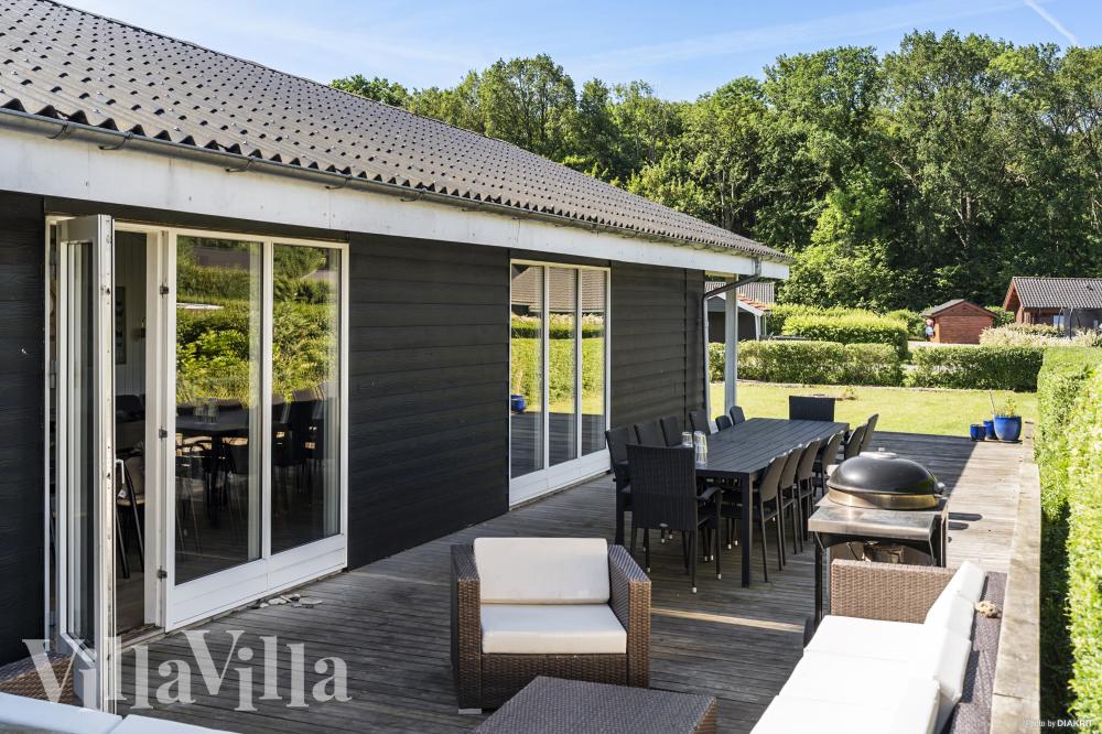 Genießen Sie einen Grillabend auf der Terrasse des Luxusferienhauses Nr. 980 in Ostjütland