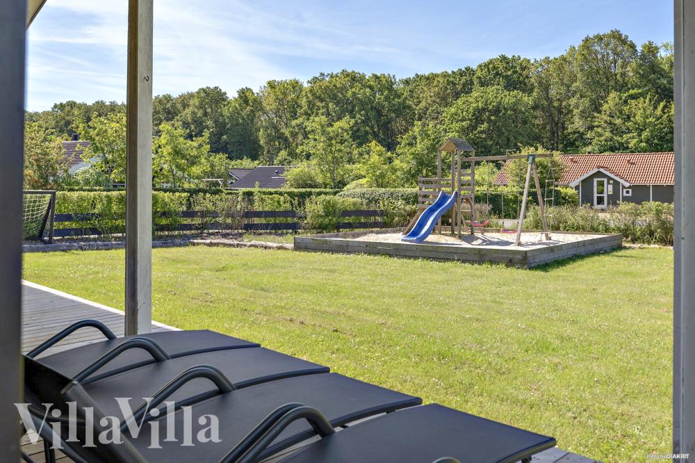 Zu dem attraktiven Ferienhaus Nr. 980 in Ostjütland gehört auch ein tolles Angebot im Außenbereich, z. B. Spieleturm und Schaukeln