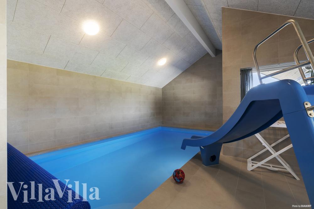 Das Ferienhaus 932 hat einen schicken Poolbereich mit Wasserrutsche, einem geräumigen, eingelassenen Whirlpool und einer Sauna.