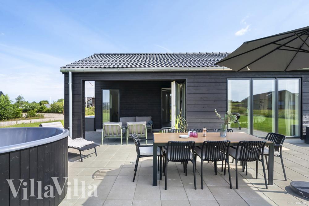 Genießen Sie einen Grillabend auf der Terrasse des Luxusferienhauses Nr. 942 in Fünen und seine Inseln