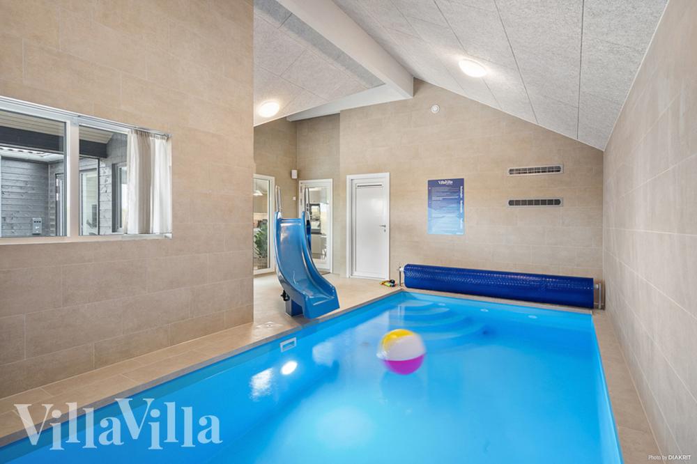 Das Ferienhaus 957 hat einen schicken Poolbereich mit Wasserrutsche, einem geräumigen, eingelassenen Whirlpool und einer Sauna.