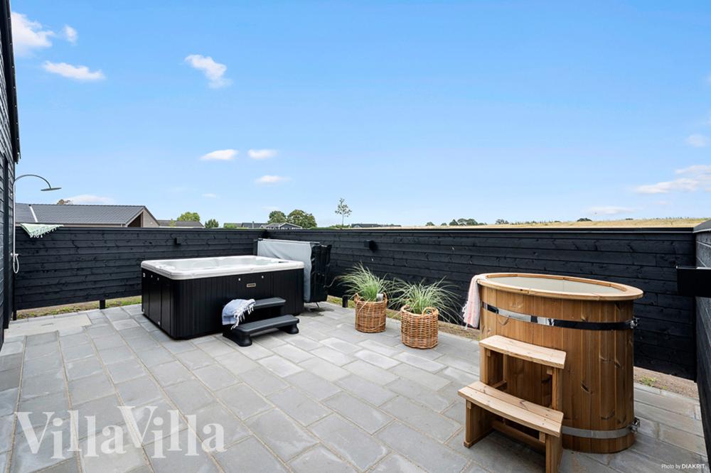 Auf der Terrasse des Ferienhauses Nr. 957 ist Platz für 16 Personen.