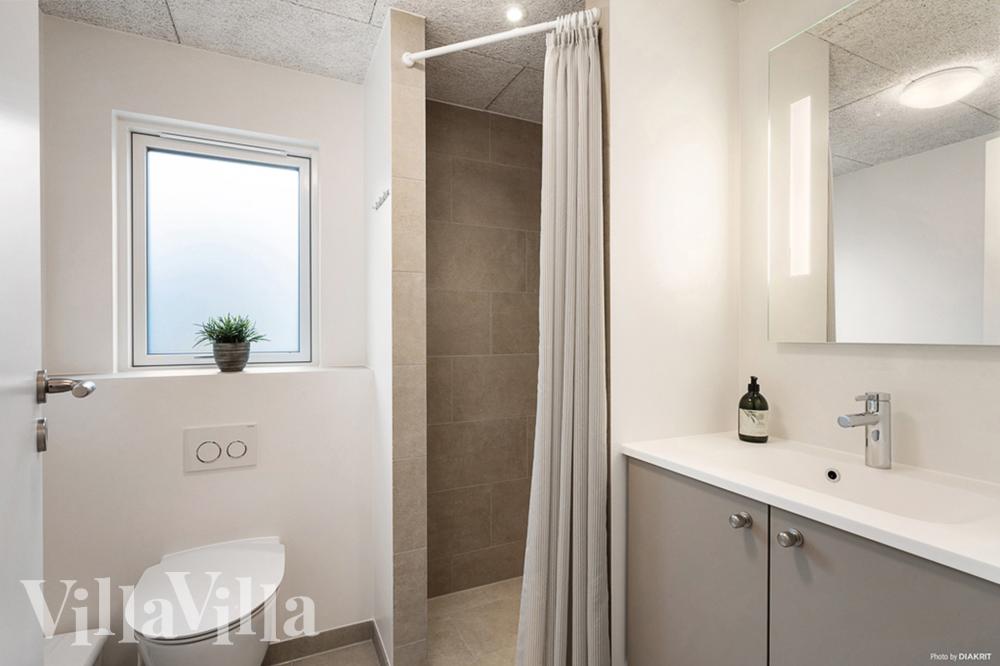 Eines der Badezimmer im Luxusferienhaus Nr. 957