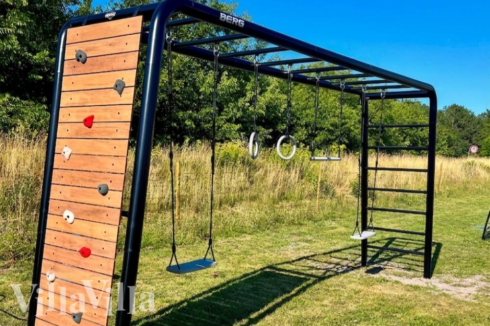 Zu dem attraktiven Ferienhaus Nr. 463 in Westjütland gehört auch ein tolles Angebot im Außenbereich, z. B. Spieleturm und Schaukeln