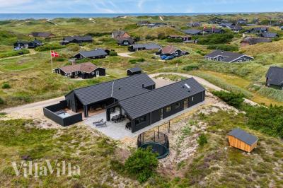 Dieses schöne Poolhaus Nr. 672 mit Platz für 18 Personen liegt in Westjütland