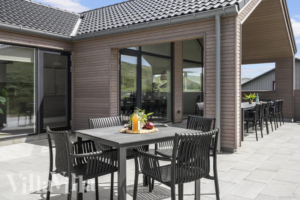 Genießen Sie einen Grillabend auf der Terrasse des Luxusferienhauses Nr. 900 in Westjütland